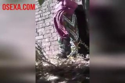 Узбек старик на улице ебет жену секс на природе